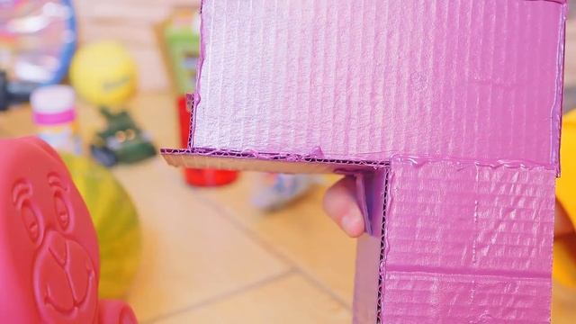 INCREDIBLE CARDBOARD MONEY GUN FOR JELLY GUMMY BEAR смотреть онлайн