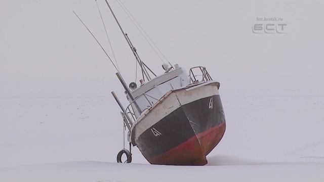 Под лёд Братского водохранилища провалилась Нива смотреть онлайн