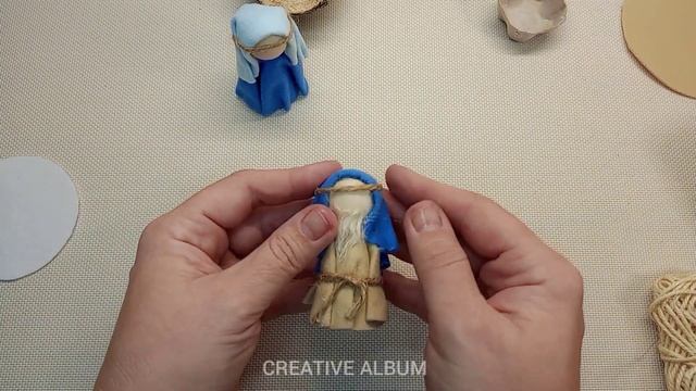 ?To create this nativity scene, you will need six felt circles and an egg carton?