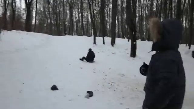 Чувак едет с горы на по...лиетиленовом пакете