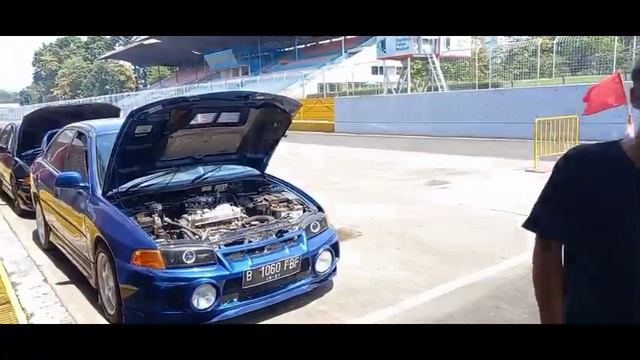 Mitsubishi Galant 2700cc VS mitsubishi Lancer 1600cc смотреть онлайн