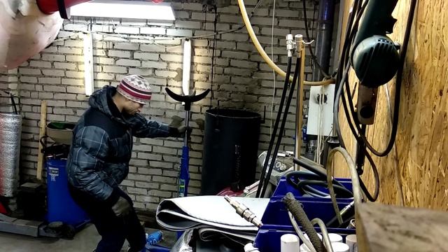 Синичка-везунчик. Залетела в печную трубу в гараже. Спасение. смотреть онлайн