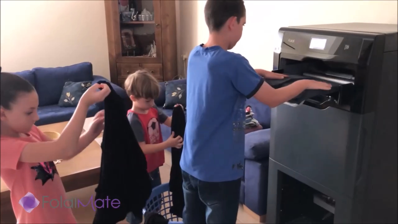 Робот для складывания одежды FoldiMate смотреть онлайн