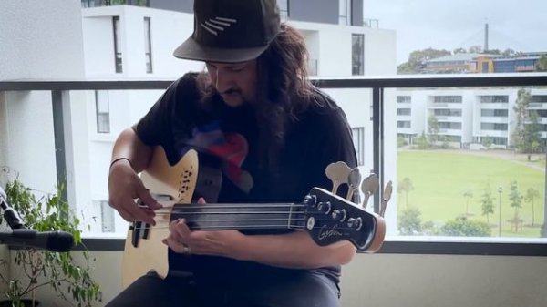 Godin A4 fretless bass guitar demo