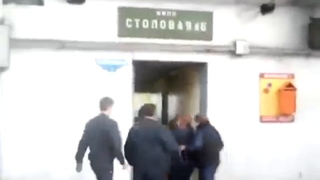 Голодные рабочие УМПО штурмуют столовую. смотреть онлайн
