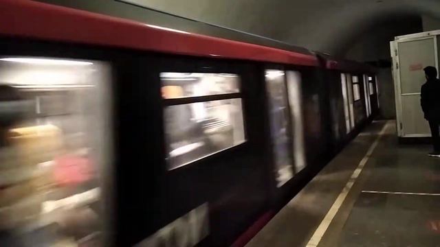 Метропоезд Москва 2020 прибывает на станцию метро Таганская. смотреть онлайн