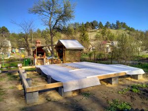 Обвязка брусом, черновой пол, сетка и мембрана, своими руками