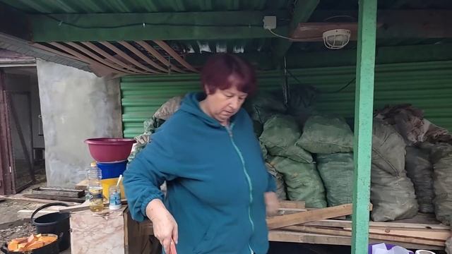 #Доделали дровяник/Съездили на рынок/ Готовим в казане и на мангале/ Жизнь в селе/ смотреть онлайн