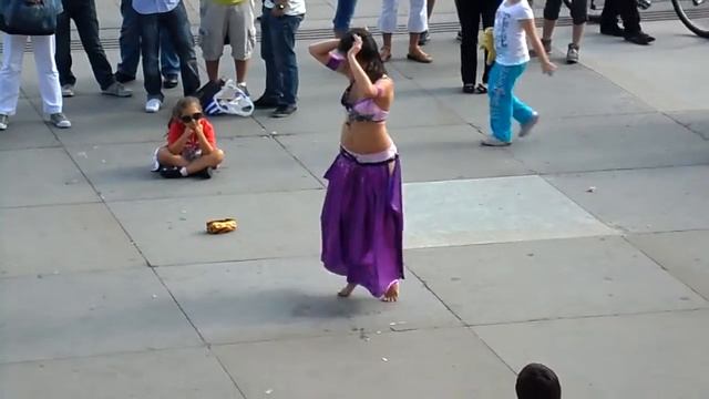 Hot Girl Belly Dance / Arabic Dance at Trafalgar Square in London смотреть онлайн