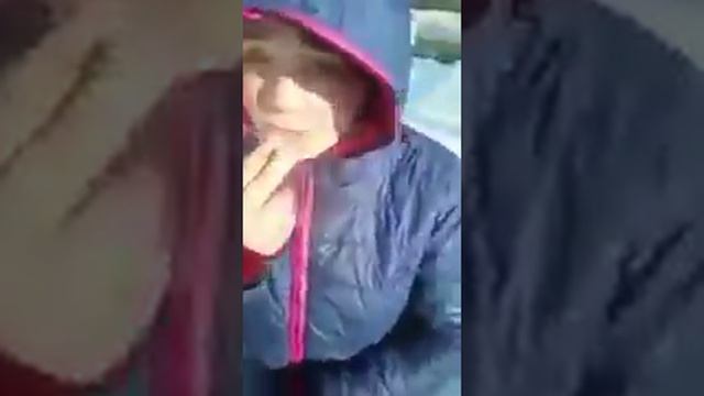 ВОДИТЕЛЬ РАЗМААЗАЛ ЛИЦО КИДАЛЫ ЗЕЛЕНКОЙ!!!! смотреть онлайн