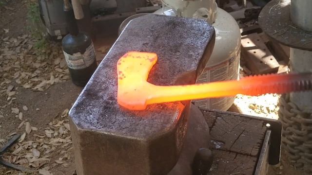 Forging An Axe From A Pipe Wrench смотреть онлайн