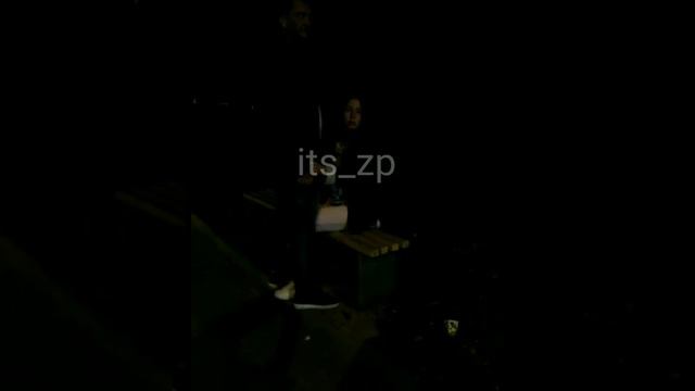 Парочка предалась любовным утехам на лавочке прямо в центре Запорожья смотреть онлайн