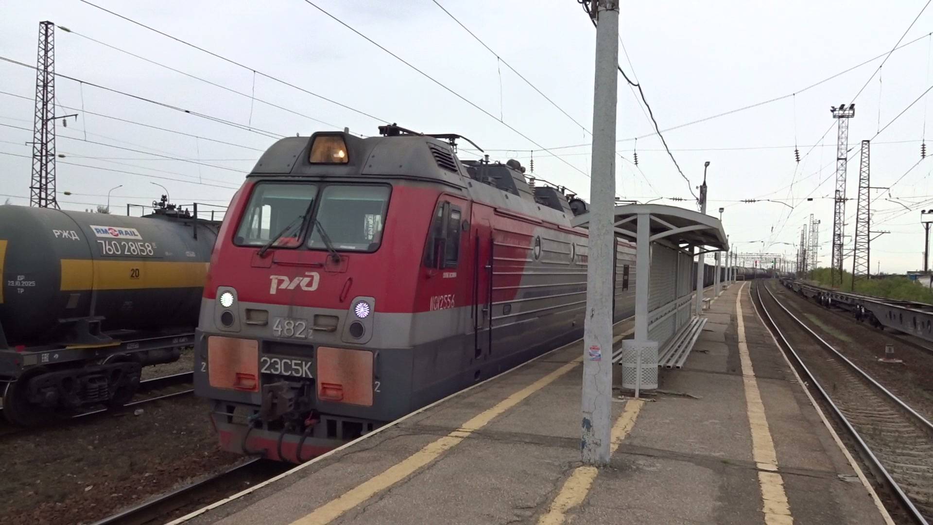 Электровоз 2ЭС5К-482 с грузовым поездом проходит станцию Игумново смотреть онлайн