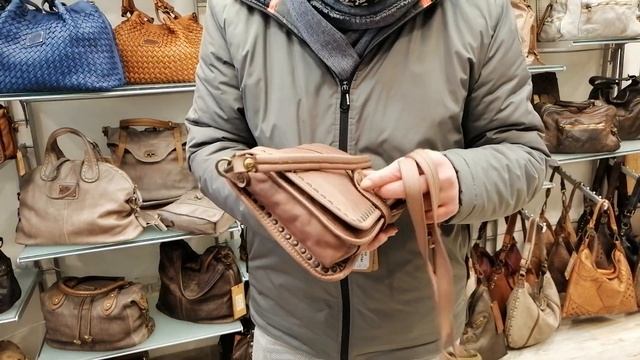 Итальянские кожаные сумки на рынке Сан - Лоренцо во Флоренции/ Фабио любезно показал модные сумочки смотреть онлайн