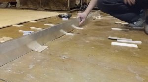 Укладка фанеры на неровный деревянный старый пол идёт полным ходом.