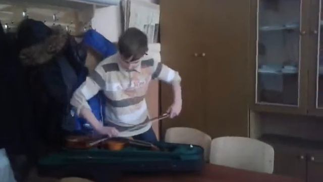 Маэстро играет на скрипке😄 смотреть онлайн