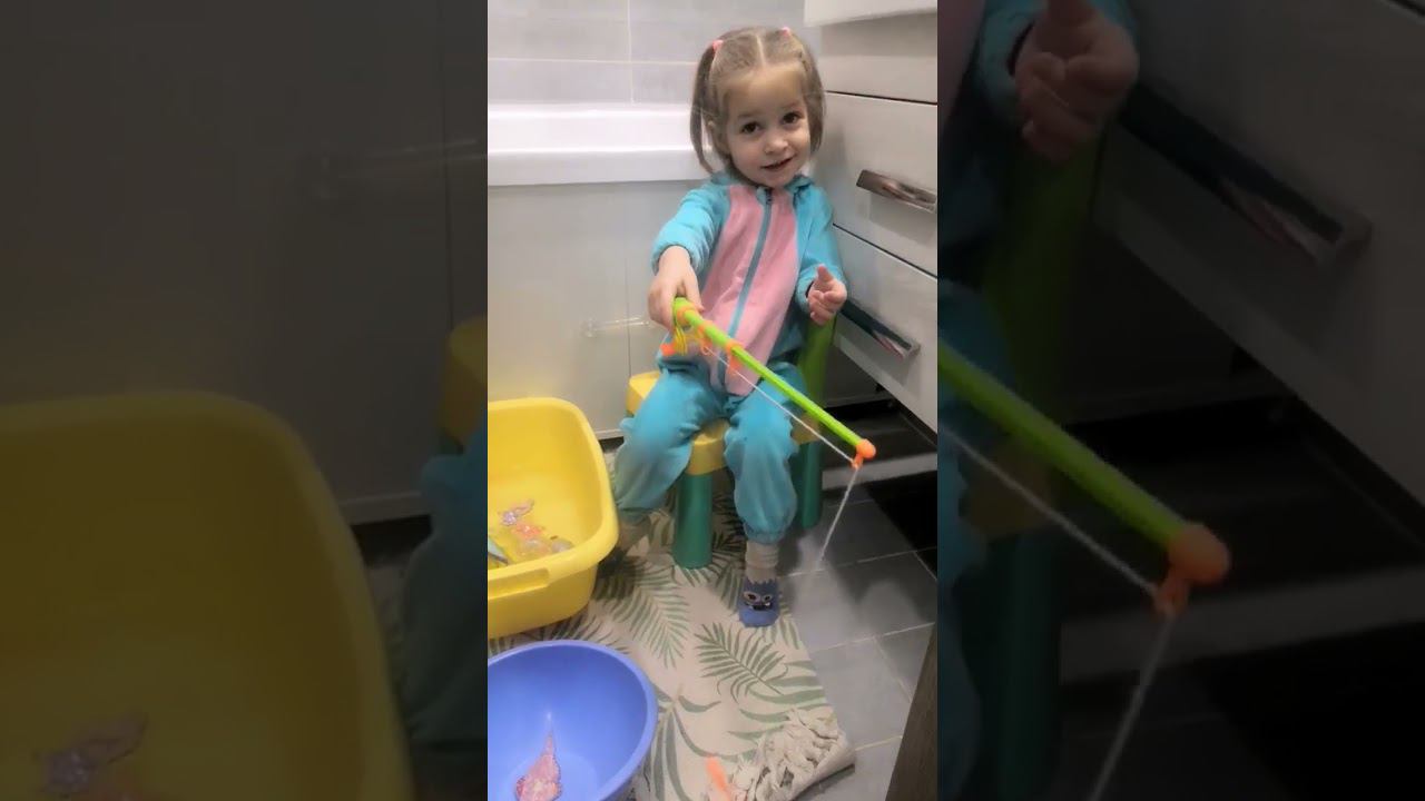 Аня тренируется рыбу ловить))) смотреть онлайн