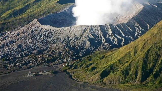 ТОП 10 Самых Потрясающие Вулканы в мире смотреть онлайн