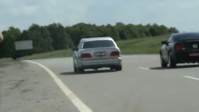 Mercedes E55 AMG W210 vs Ford Mustang GT смотреть онлайн