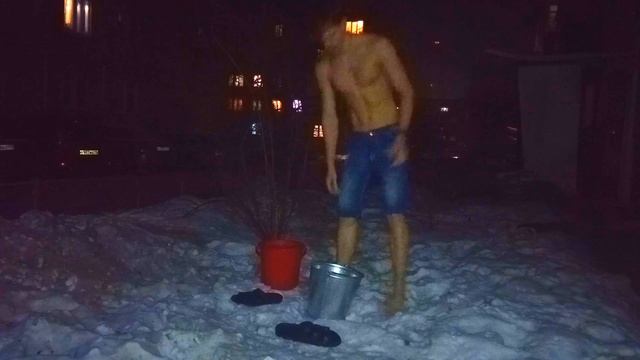 ОБЛИВАНИЕ ХОЛОДНОЙ ВОДОЙ В КРЕЩЕНИЕ 2020 ЗАКАЛИВАНИЕ смотреть онлайн