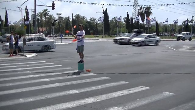 Уличный циркач в Тель Авиве смотреть онлайн