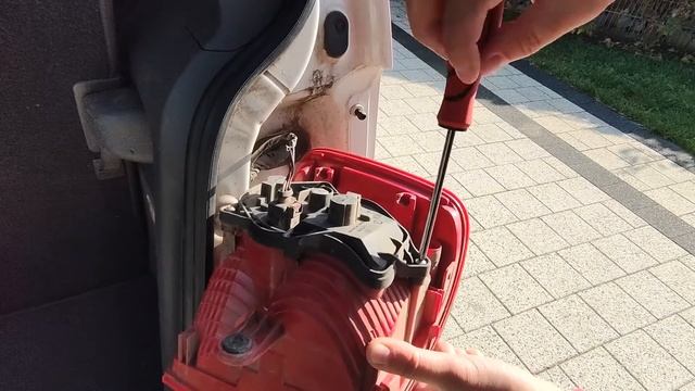 Как заменить лампочку стопа Volkswagen Touran смотреть онлайн
