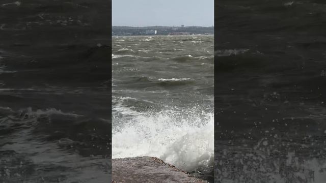 Шторм на Керченской набережной сегодня