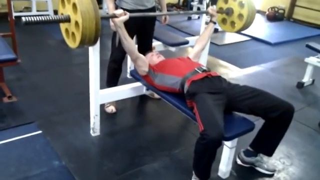 Лаухин Федор жим штанги лежа 110 кг. на 9 раз.mp4 смотреть онлайн