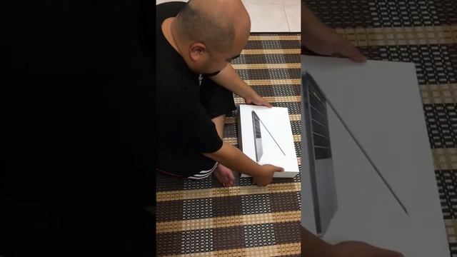 Unboxing MacBook Pro (13-inch, 2016, Four Thunderbolt 3 Ports) смотреть онлайн