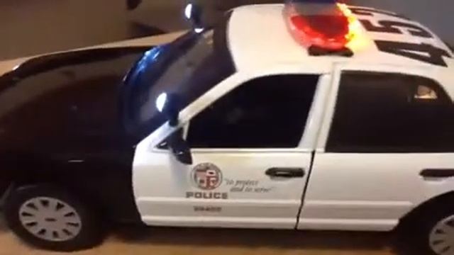 1:18 FCV LAPD Los Angeles California police with lights,siren and radio sounds (Jaime Anaya) смотреть онлайн