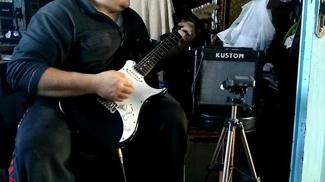 Гитарный набор начинающего гитариста AXL ST750 & Kustom KGA10. Электрогитара и комбик смотреть онлайн