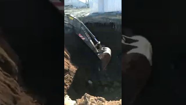 Копаем экскаватором траншею под фундамент смотреть онлайн