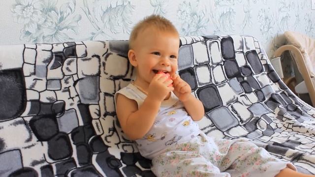 Малыш смеется, само очарование смотреть онлайн