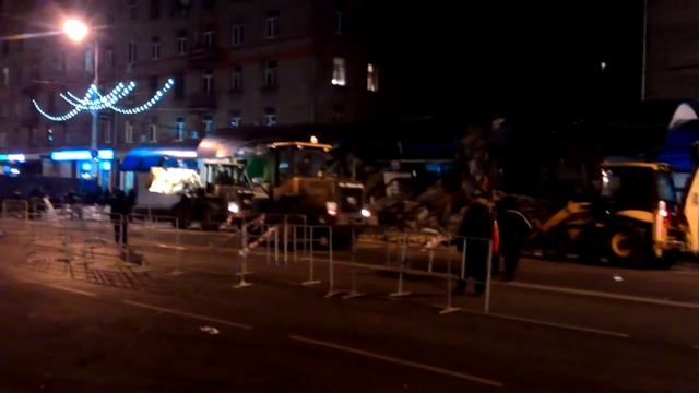 Снос палаток у метро "Октябрьское поле" в ночь на 9.02.2016 смотреть онлайн
