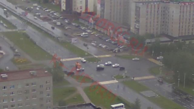 Бензовоз влетел в бок авто в Сургуте