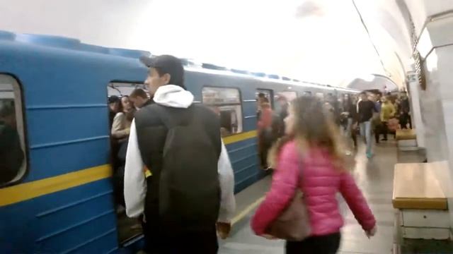 Kiev, Metro station Vokzalna - 24.09.2018., 09:58 AM / Киев, станция метро Вокзальная смотреть онлайн