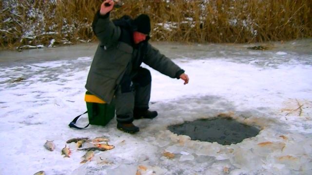 Рыбалка в декабре ( 2016 г, красноперка, Астраханская область) смотреть онлайн