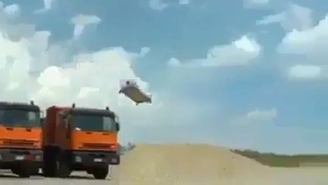 Летающая кровать с людьми на дальность полета. смотреть онлайн