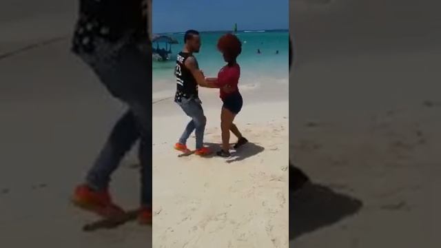 DR11 Carlos Susan Bachata Playa смотреть онлайн