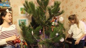 VLOG Украшаем комнату и ёлку. Алиса знакомится с дедушкой