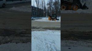 JCB-BOB CAT. Бобкат уборка снега на пешеходных переходах.