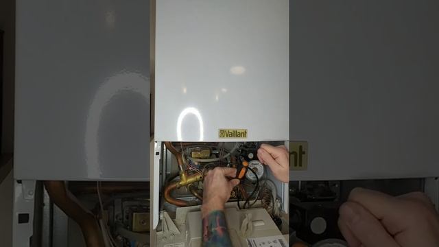Нет горячей воды котел Valliant. Ремонт датчика протока котла Valliant. смотреть онлайн