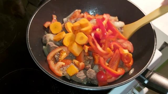 Рагу или басма с мясом и овощей на сковороде. смотреть онлайн