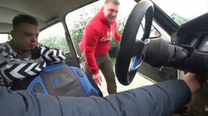 Виталий Зеленый подарил Брату машына и вона ток слушать хозяина