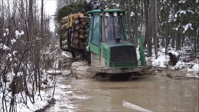 Day in wet forest with John Deere 1110D смотреть онлайн