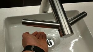 Смеситель Dyson с сушилкой для рук в деле!
