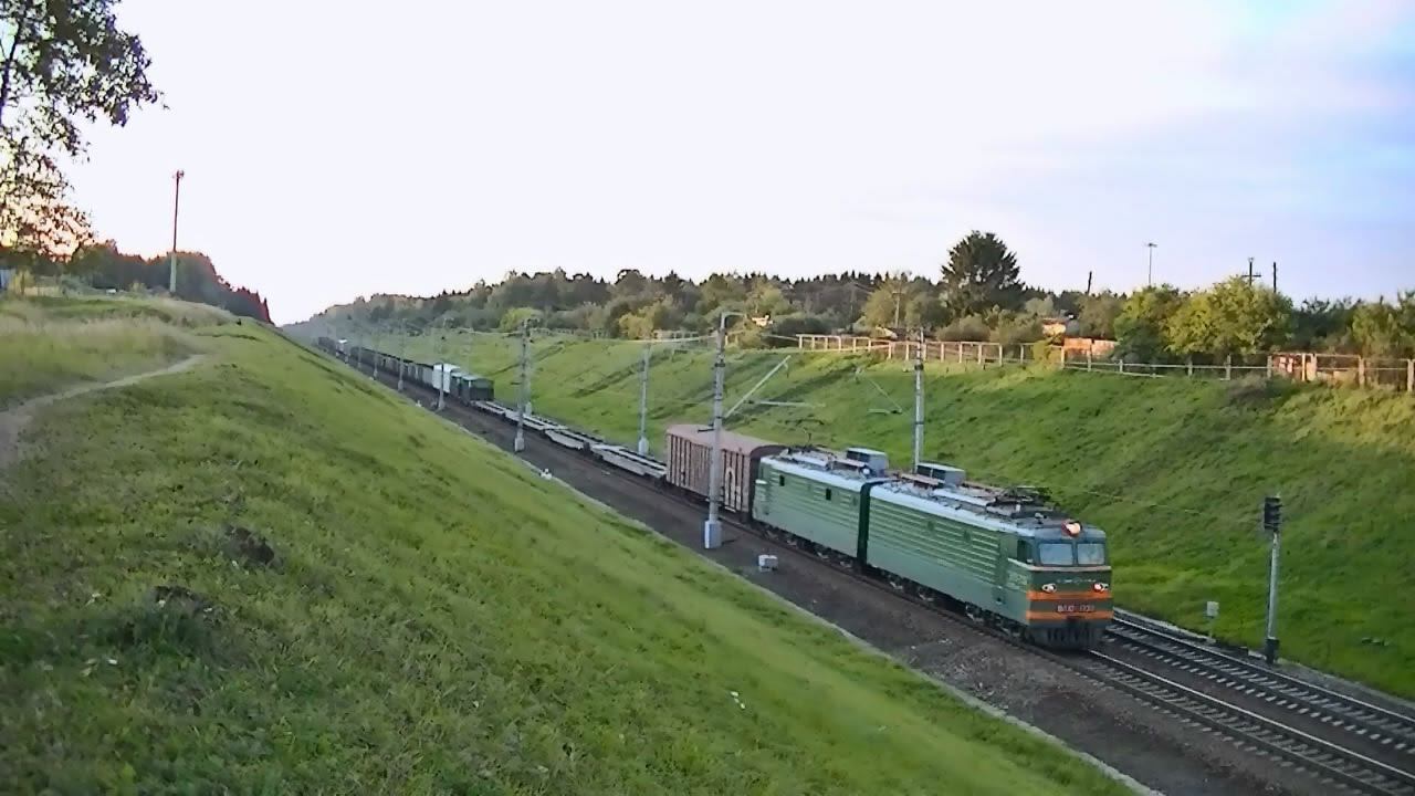 ВЛ10-1733 с грузовым поездом смотреть онлайн