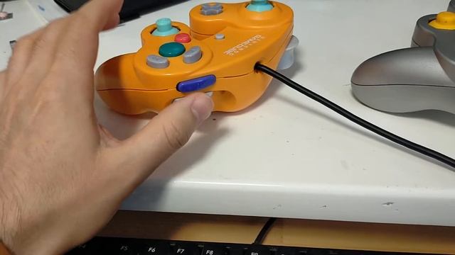 GameCube shoulder button mod press demo: Brown Cherry MX vs. stock смотреть онлайн