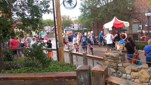 Диснейленд в США День 1 Гонки на Тачках Хэллоуин Русалочка Американские Горки смотреть онлайн