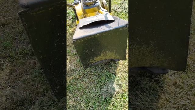 надоел мешок для сбора травы. выкрутился #дача #дачник #участок #стройка #строительство смотреть онлайн